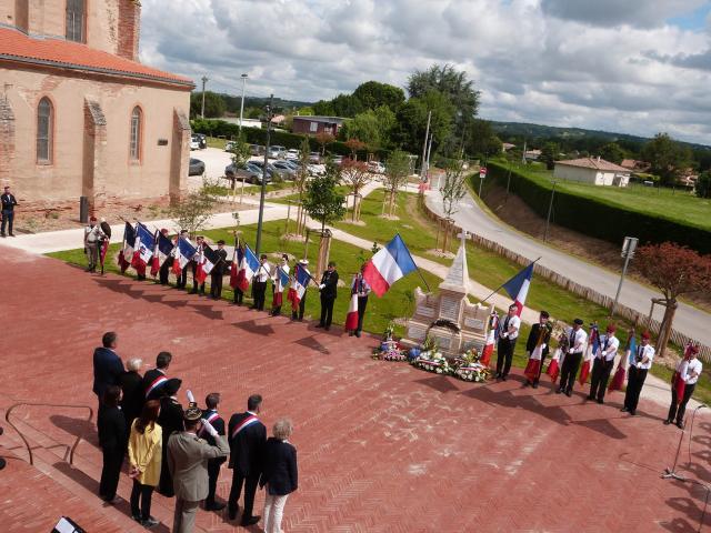 monument au morts plan large